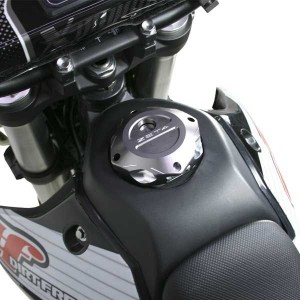 Tapón de depósito de gasolina “TRAIL” Titanio ZETA RACING Kawasaki KLX, D-Tracker